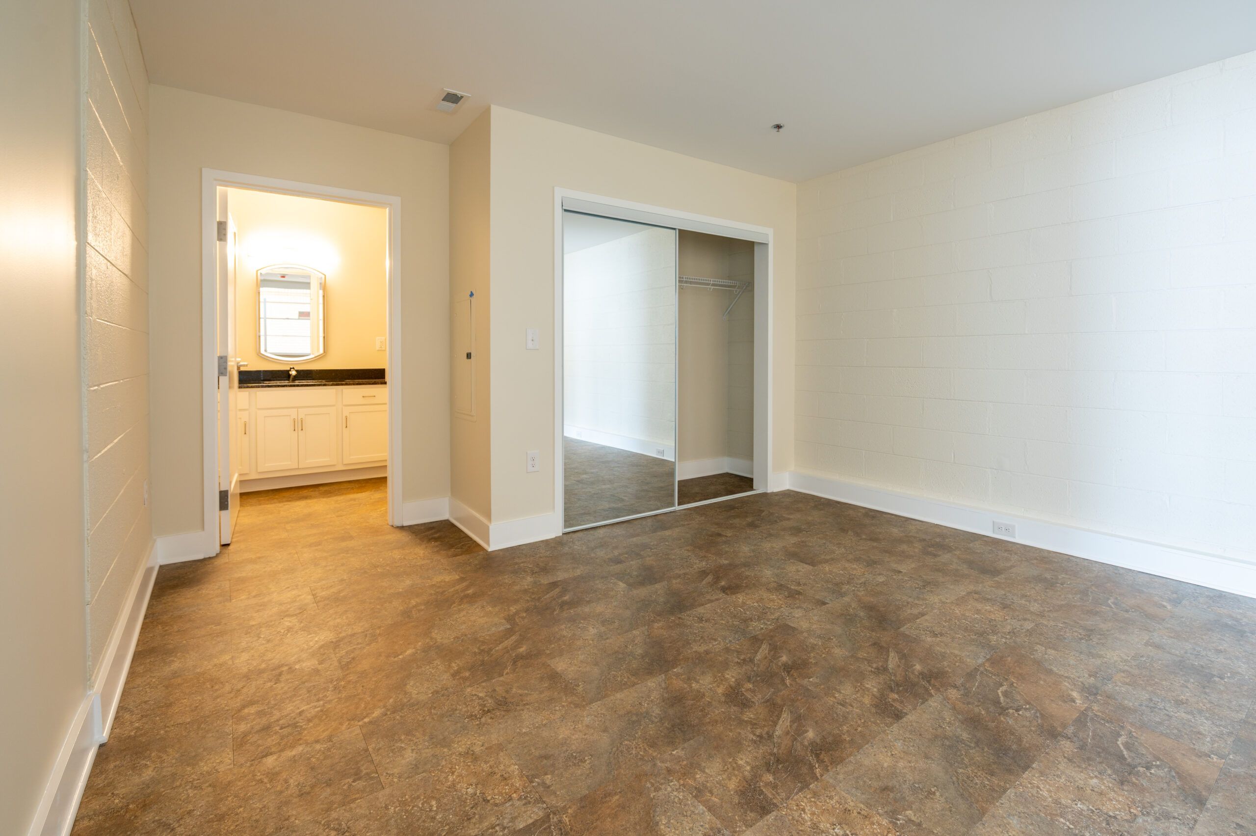 Move-in ready unfurnished loft with en-suite bath